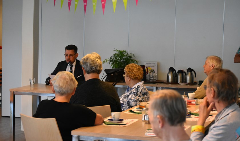 Senioren luisterden vrijdag in Maasdijk naar het Nationale Voorleeslunchverhaal van Maarten Spanjer.