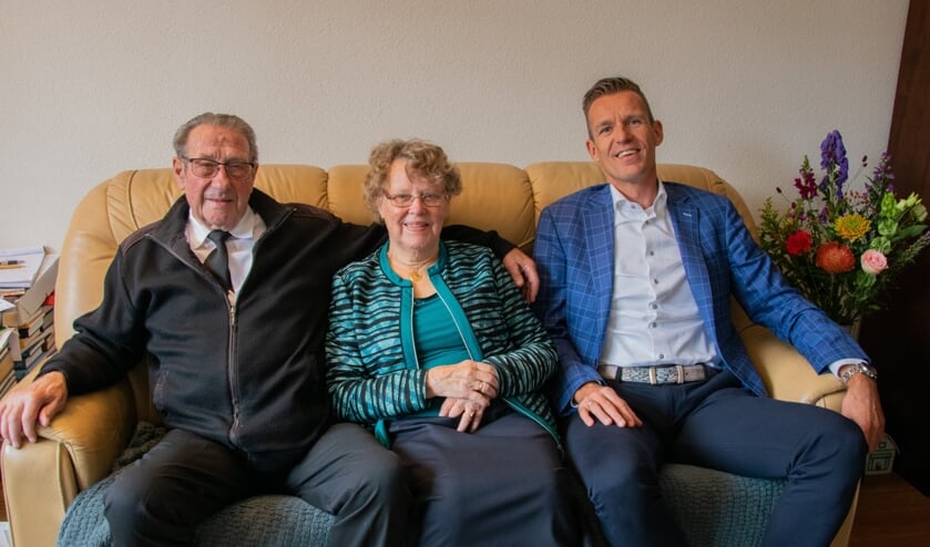 Jan en Co Keizer uit Melissant kregen voor hun diamanten jubileum een bezoekje van wethouder Daan Markwat. Foto: Sam Fish