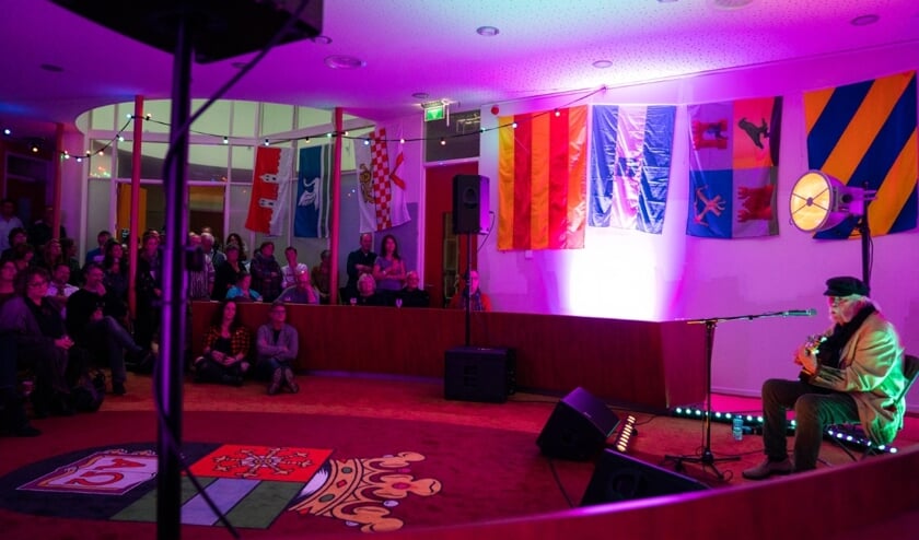 De tachtigjarige Peter Blanker in de raadszaal (foto Jaap Reedijk)