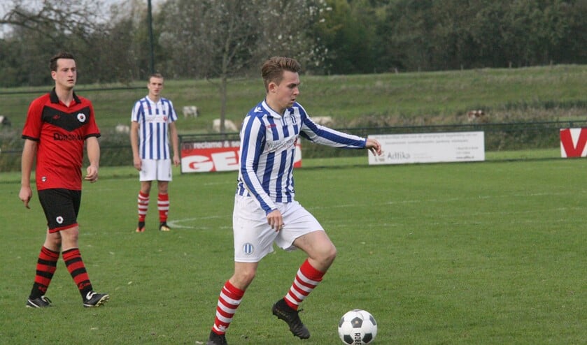 Dion van Gilst miste een strafschop voor Zwartewaal in het duel tegen OFB. (Foto: Wil van Balen).