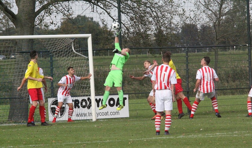 Pascal Quak redde vaak stijlvol, maar moest ook vijf keer vissen in de derby Zwartewaal-OHVV. (Foto: Wil van Balen).