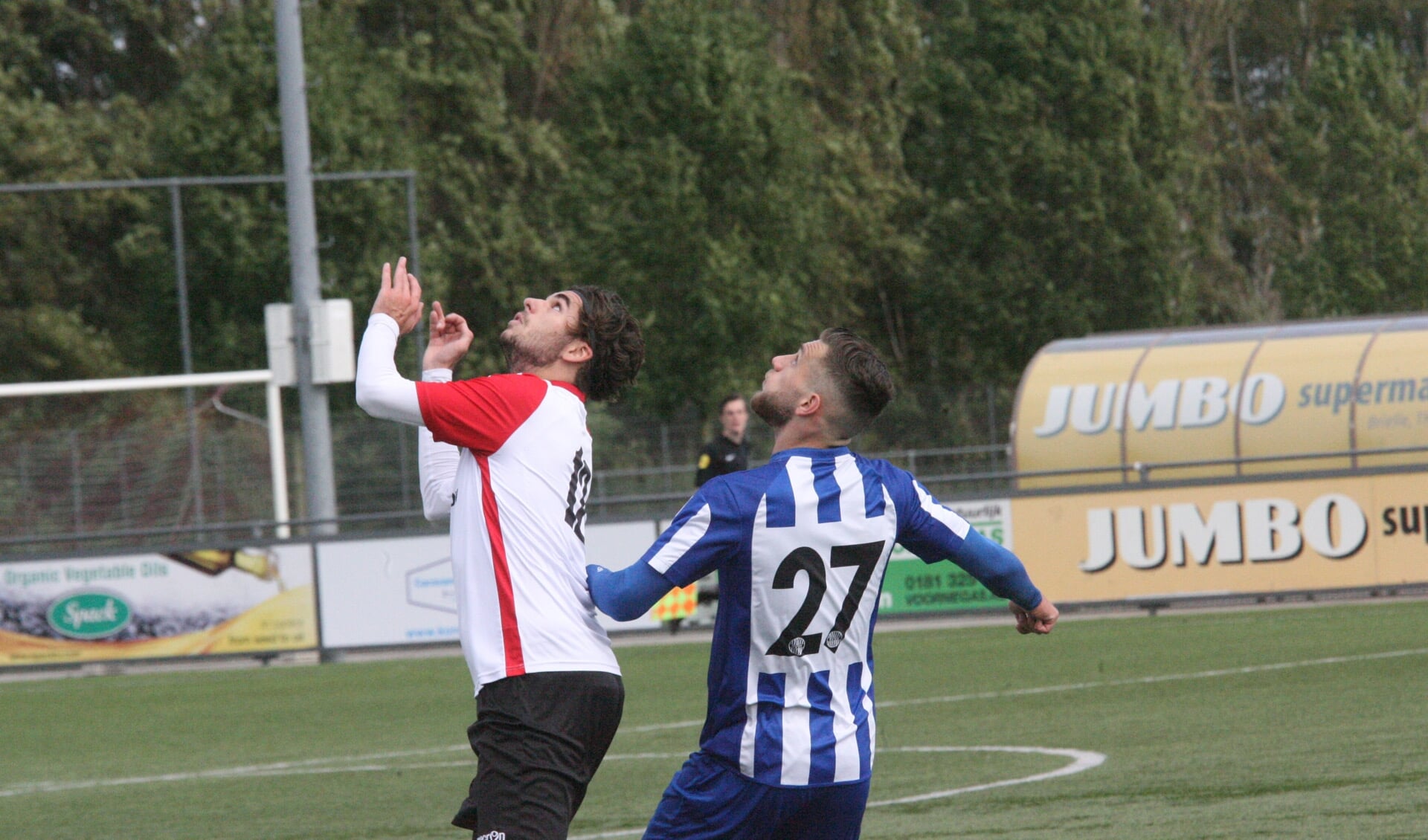 Marcel van den Berg en RVVH-spits Gazar Dermadjan taxeren het moment om de bal te koppen. (Foto: Wil van Balen).