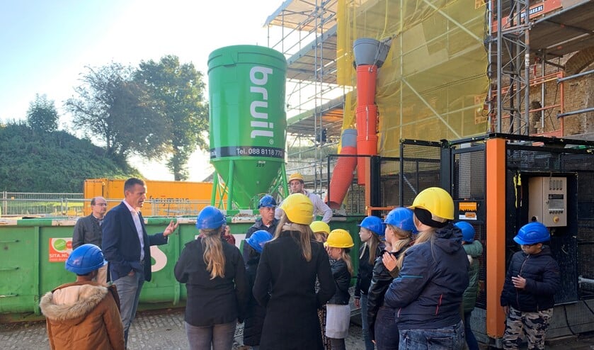 De leerlingen kregen een rondleiding langs de geschutstoren en mochten daarna zelf een muurtje opmetselen.