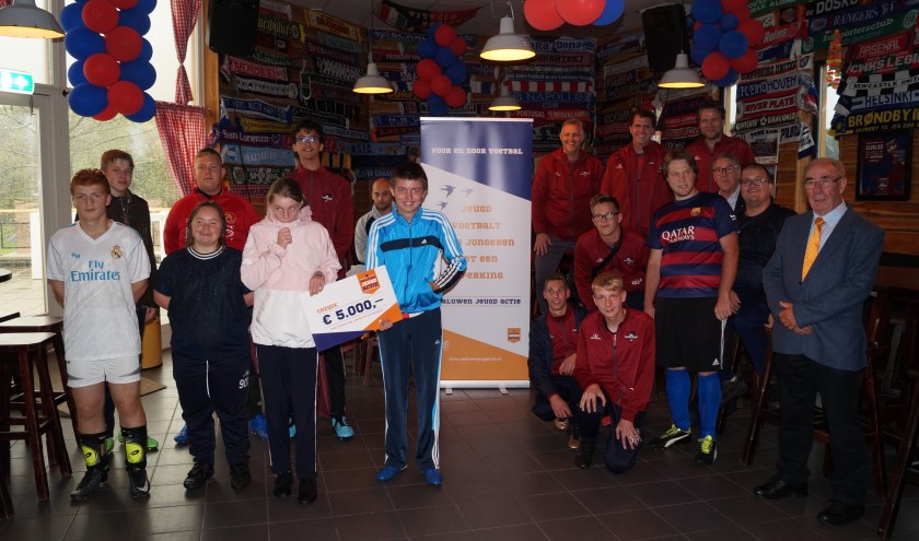 G-voetballers Leila en Piet namen uit handen van Jos Klaassen de cheque in ontvangst onder toeziend oog van hun teamgenoten.