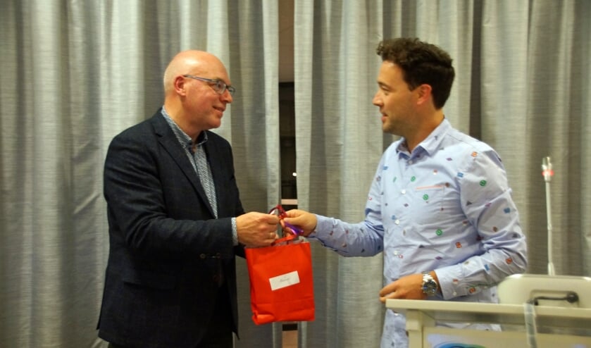 Leendert van Wezel wordt bedankt voor zijn presentatie door Arjen Diepenhorst van De Motte.