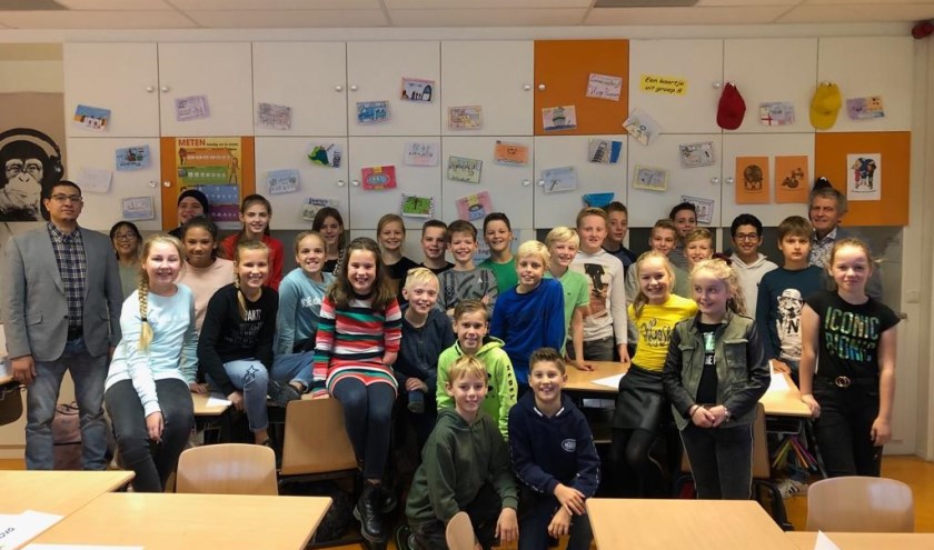 Aan het einde van de gastles ging Mahir samen met de leerlingen op de foto.