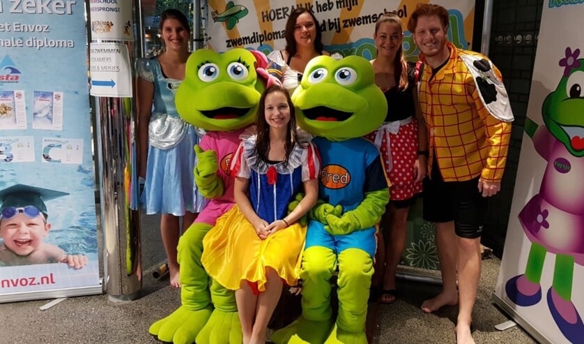 Het enthousiast verklede team met de kikkers van Kikkersprong, Fred en Faytje
