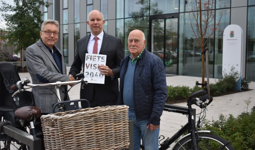 Frans Visee en Gerrit de Bruijn overhandigen namens de Fietsersbond de Fietsvisie 2040 aan wethouder Pieter Varekamp.