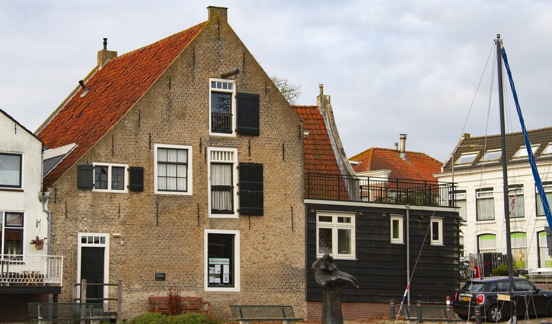 De galerie en de werkruimte van Kunstkring Voorne liggen direct aan de haven in Zwartewaal in het historisch Nettenpakhuis