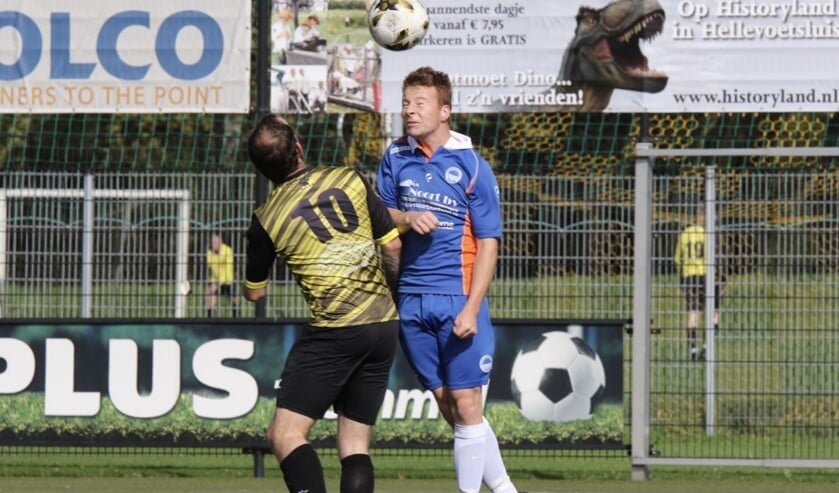 Zuidland wist zaterdag in het duel met FC Vlotbrug te winnen. De wind was een grote factor in het duel. Fotografie: Theo van Kralingen