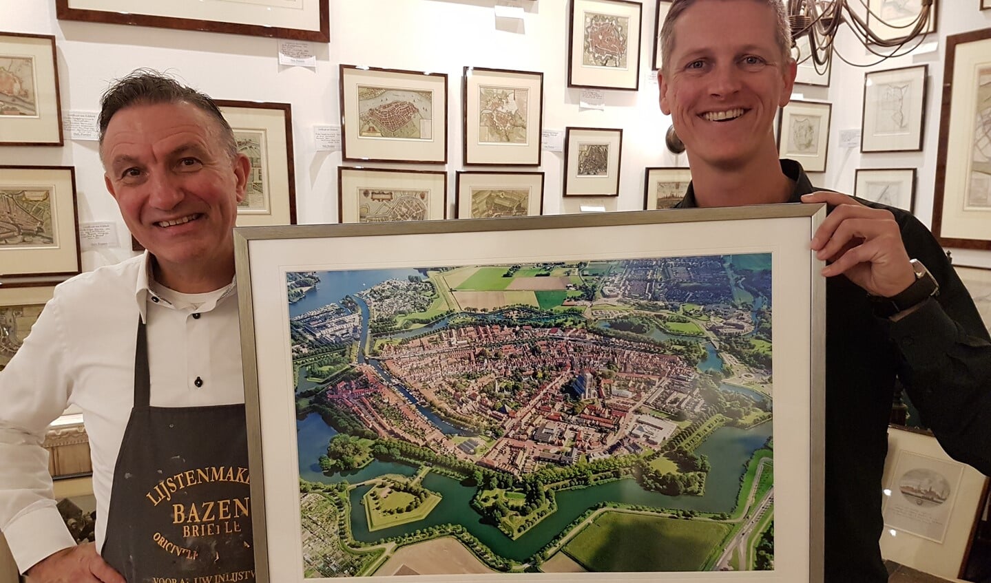 Fotograaf Michael en lijstenmaker Jan met de foto die het komend weekend op facebook verloot word