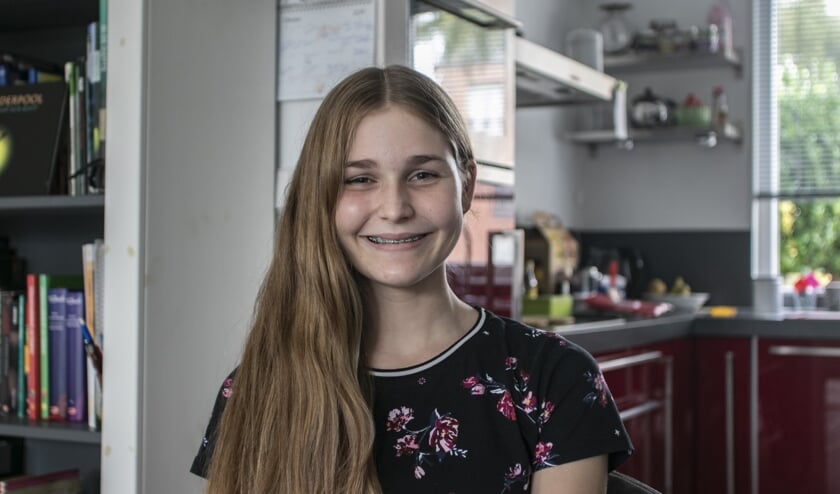 Caya heeft een gebarentolk die haar helpt tijdens de lessen.
