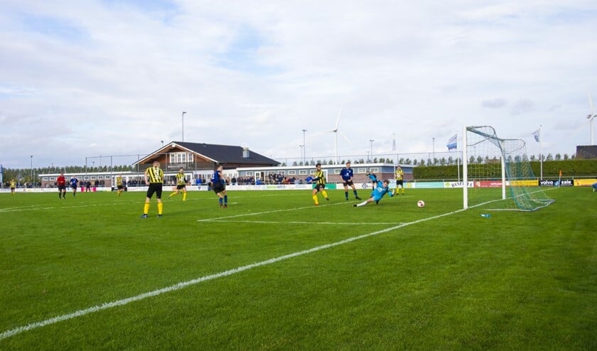 Schot van Pim Grootenboer op weg naar de verdiende 1-1. Keeper David Niepce is kansloos (Foto Peter Prins).