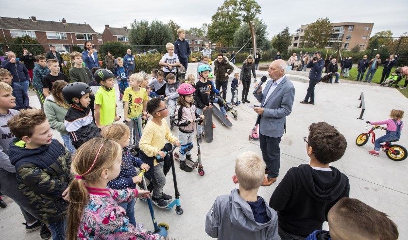 Wethouder Leen Snijders verrichtte de officiële opening van de nieuwe skatebaan.