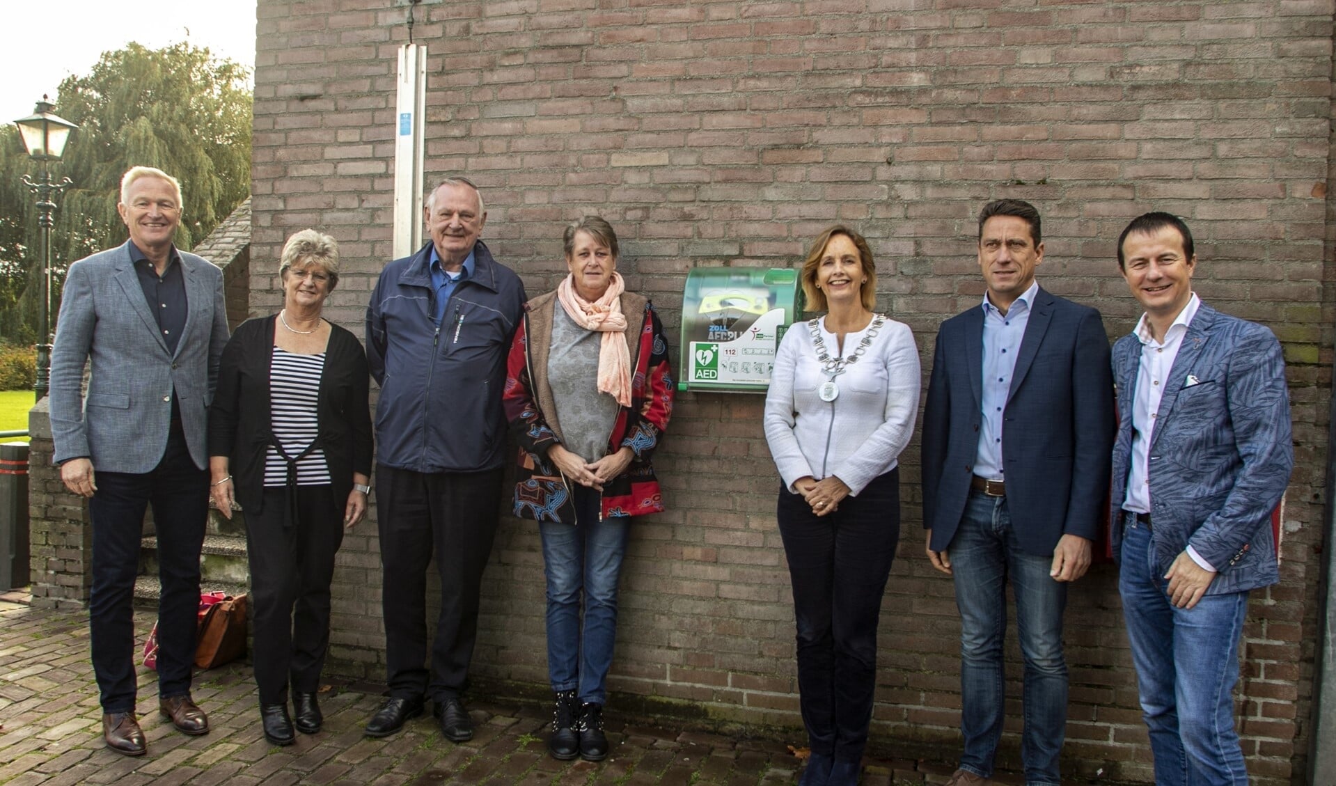 Het college onthulde samen met de initiatiefnemers Marjan Peelen en Joop Reichardt de AED aan de achterkant van het gemeentehuis