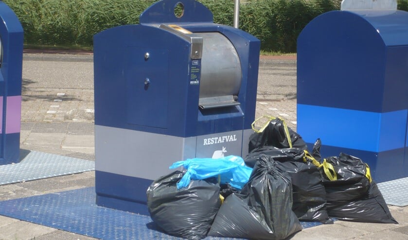 Containers worden ook op zondag geleegd, om dit soort bijplaatsingen te voorkomen.