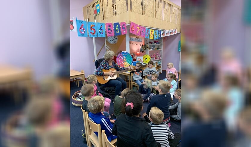 In elke groep kwam deze schrijfster een leuke gastles verzorgen en werd er gepraat maar ook gezongen over haar boeken.