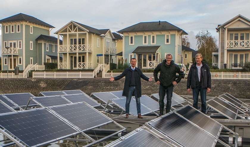 Het verduurzamen van de jachthaven Marina Cape Helius is weer een stap verder met deze drijvende zonnepanelen. Vlnr: Wethouder Schop, Tjeerd Jongsma en Kees Broere.