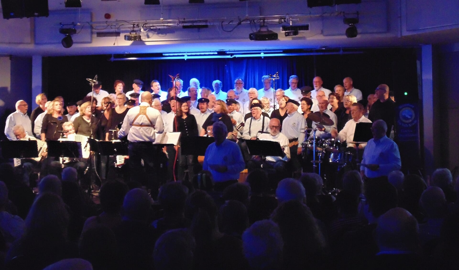 Op Volle Kracht en The Blue Stocking Singers zingen samen een medley. (Foto: Cora de Boed)