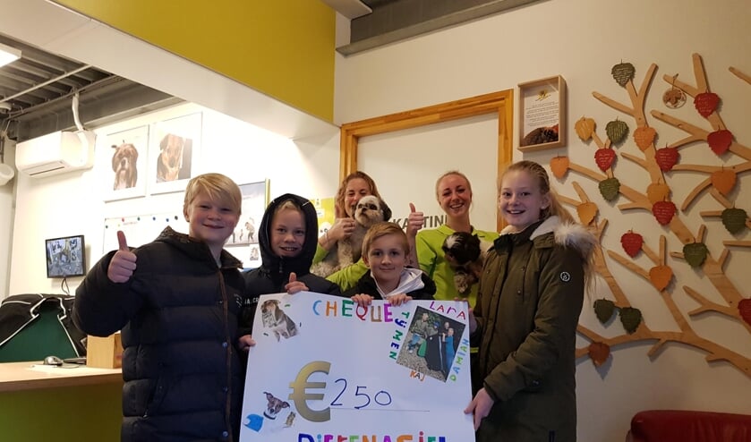 Een mooie donatie voor het Streekdierentehuis.