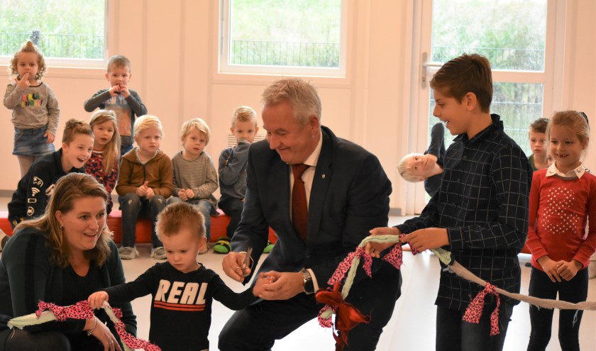 De opening van de Waalcampus op werd gemarkeerd met het doorknippen van een lint door onderwijswethouder Ben van der Stee. Hij werd daarbij geflankeerd door twee leerlingen.