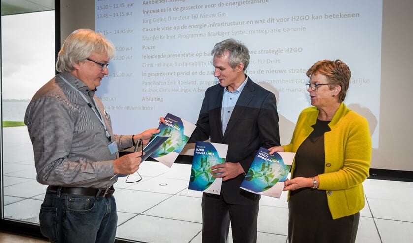 Chris Hellinga overhandigt de strategie aan Tea Both en gedeputeerde Berend Potjer van de provincie Zuid-Holland. (Foto: Wim van Vossen)