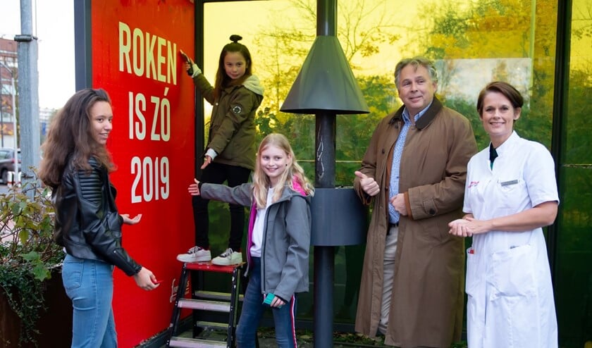 Longarts Hans in ’t Veen en Kinderlongarts Ismé de Kleer onthullen samen met Femke, Danique en Tusem van de Franciscus Kinderraad de campagne ‘Franciscus Rookvrij’