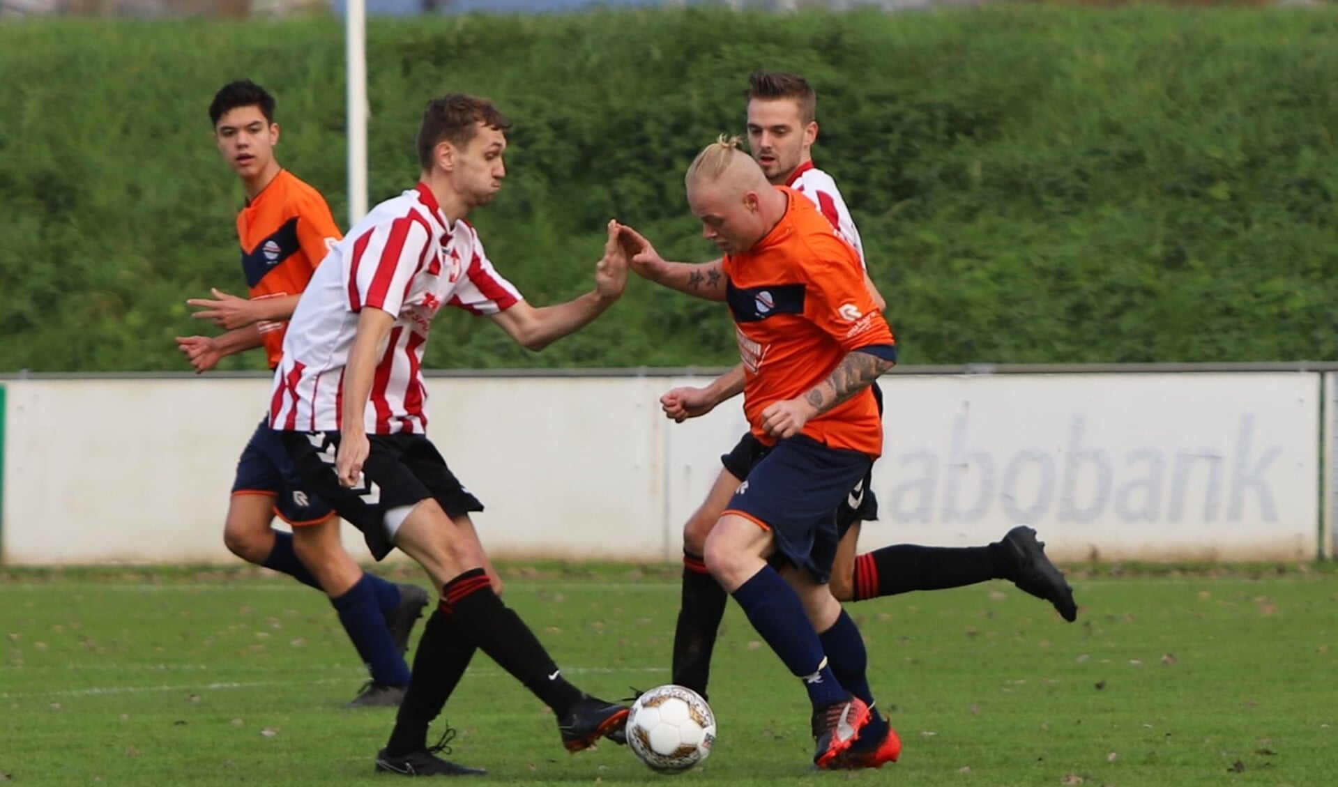 Hekelingen kwam zaterdag pas in de slotfase langs buurman Simonshaven en won met 2-1. 