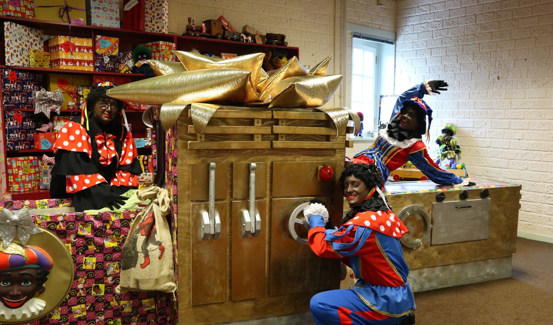 De Pieten maken er weer een vrolijke boel van in het Brielse Sinterklaashuis!