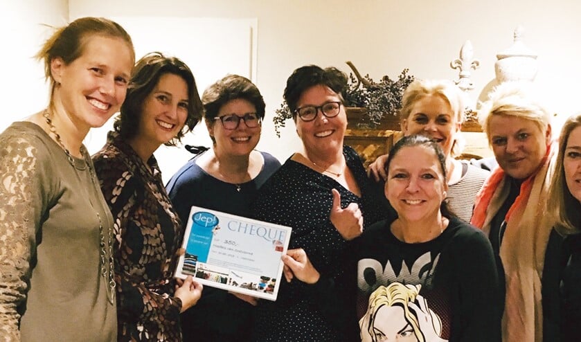 Jep! maakt alweer een organisatie blij met een cheque.