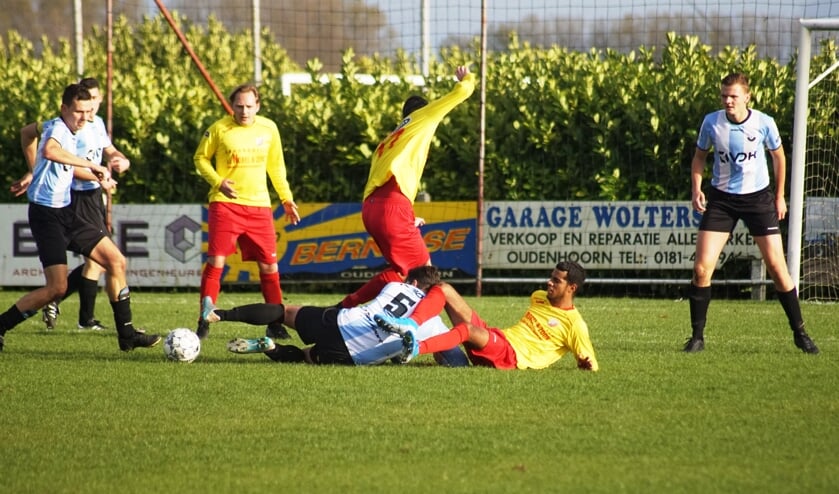 Het ging er soms pittig aan toe tijdens het duel tussen DVV '09 en OHVV. DVV'09 was echter de bovenliggende partij (Foto: Marjo Smit).