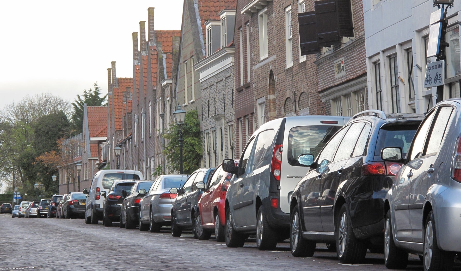 In de Langestraat is het vinden van een parkeerplek bijna altijd moeilijk, zelfs op een dag dat iedereen naar zijn werk is..