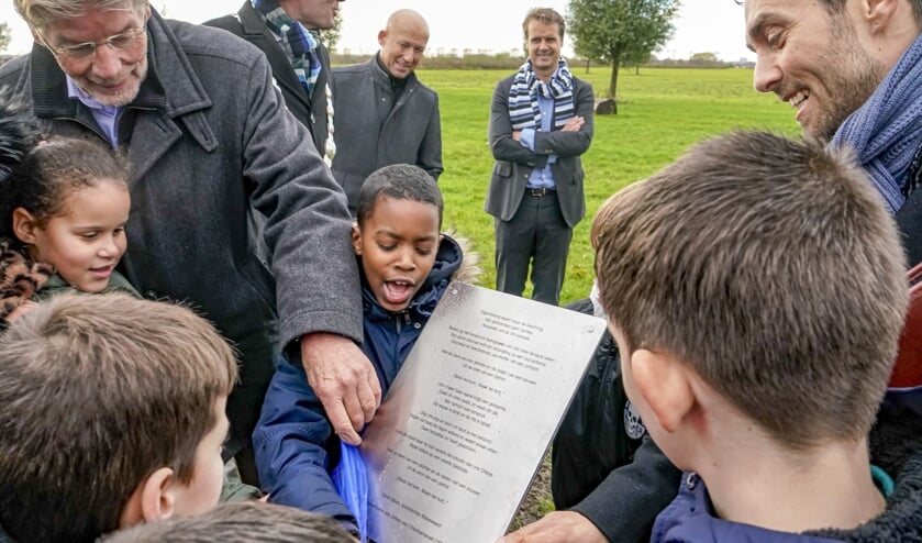 Dijkgraaf Doornbos (l) en stadsdichter Mack (r) onthulden de gedenkplaat bij de Van Oldebarneveltboom.
