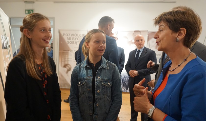 Leerlingen Juul en Madu in gesprek met de Nederlandse Ambassadeur mevrouw Bergsma.