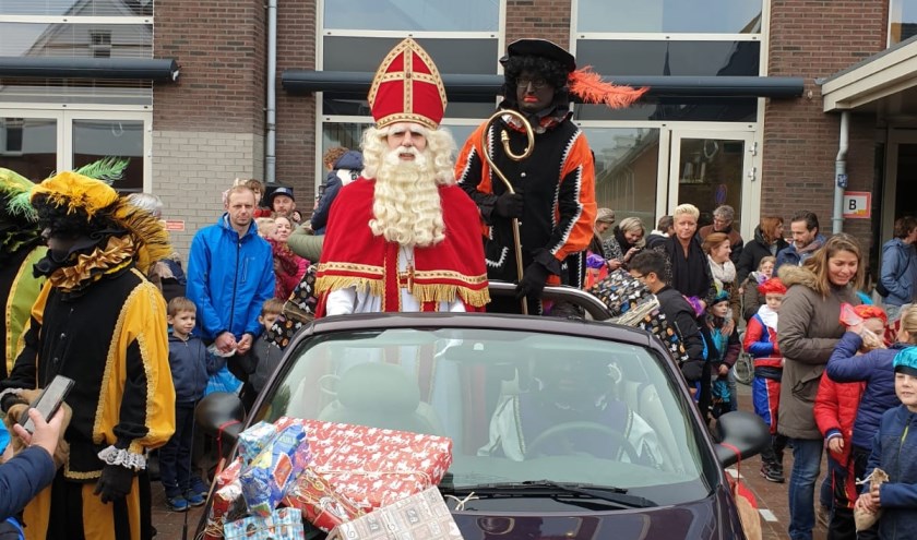 Zaterdag 16 november zette Sinterklaas al voet aan wal in Poeldijk.