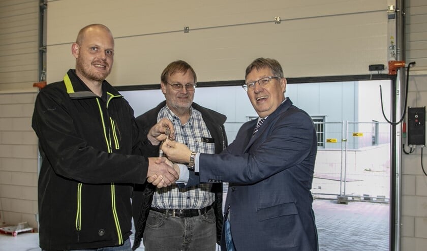 Burgemeester Gregor Rensen overhandigde formeel de sleutel aan Tim van den Bulk van HB Technologie (Foto: Wil van Balen)