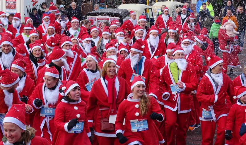 Als een kleurrijk 'bewegend' kerstlint gaan de Santarunners door en om Naaldwijk.