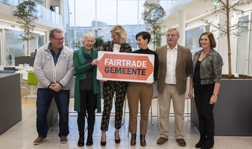De overhandiging van het officiële bord van Faitrade-gemeente aan wethouder Karin Zwinkels.