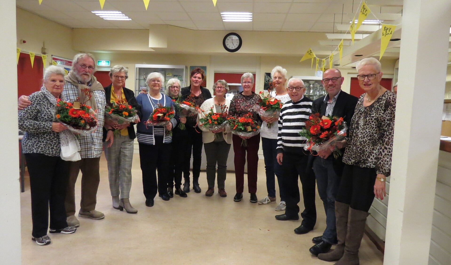 De vrijwilligers werden in de bloemen gezet door wethouder Bert van Ravenhorst (Foto: MdN)