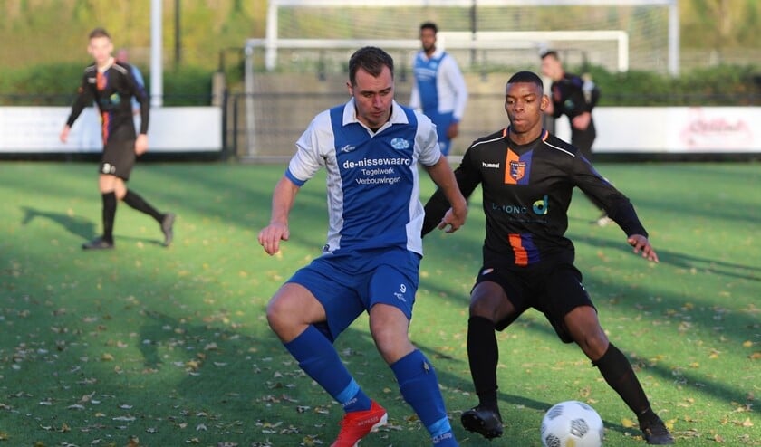 VV Pernis kwam zaterdag op bezoek bij SCO'63. De ploegen hielden elkaar in evenwicht, het bleef 0-0. Fotografie: Peter de Jong