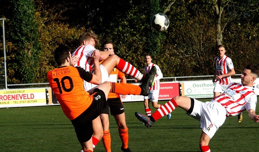Rockanje en Zwartewaal streden in de derby in Rockanje op het scherpst van de snede. (Foto: Wil van Balen).