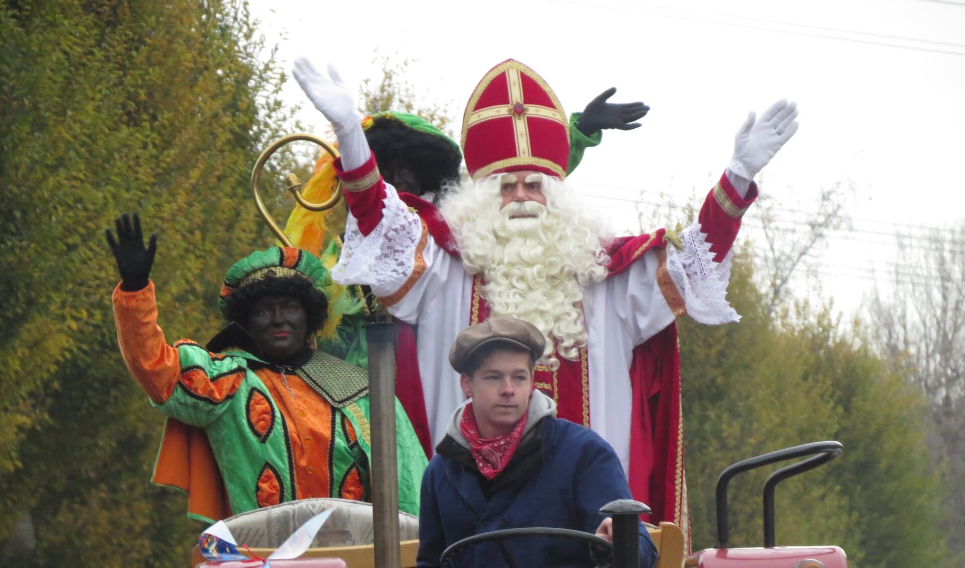 In Oostvoorne werd Sint Nicolaas binnengehaald met wagen en trekker. (Foto: MMV)