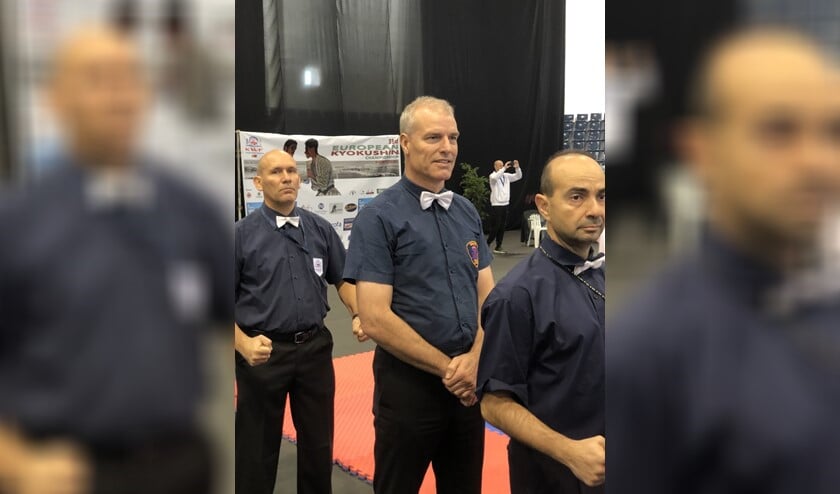 Hans Smit (midden) was hoofdscheidsrechter bij het Europees Kampioenschap Kyokushin karate van de Kyokushin World Federation.