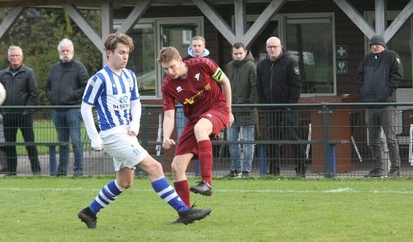 Dion van Gilst had de 1-1 voor Zwartewaal op zijn schoen, maar miste. (Foto: Wil van Balen).