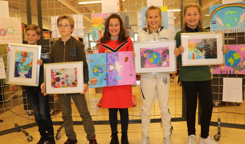 In Bibliotheek Naaldwijk werden de prijswinnaars bekend gemaakt van de Peace Poster Contest.
