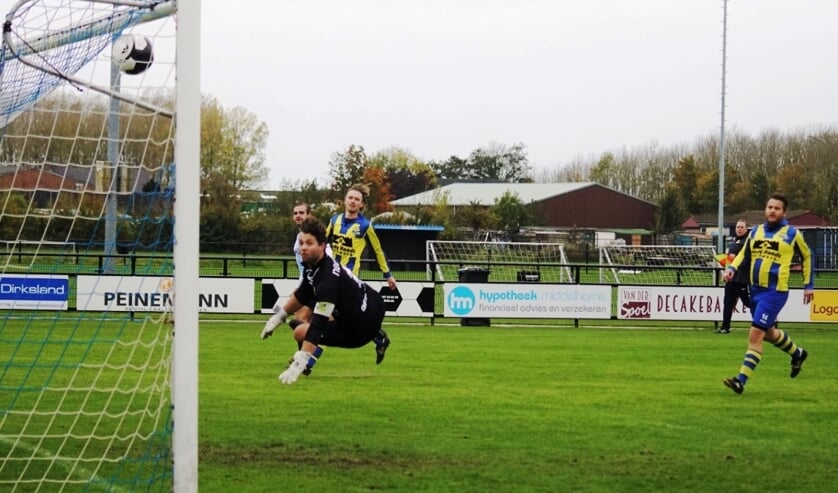 Doelman Robert Vinke heeft het nakijken op de inzet van Wesley Meuldijk (Foto Marjo Smit).
