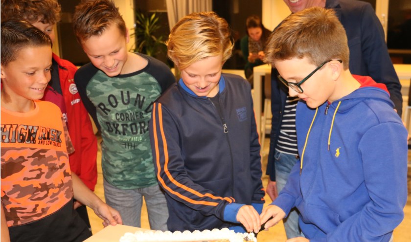 Leerlingen uit de initiatiefgroep vernieuwend VO Westland snijden de taart aan.