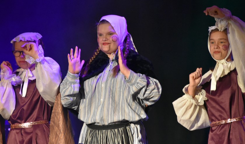 Tijdens de officiële openingsceremonie maakten de buitenlandse scholieren maandag kennis met het fenomeen draaiorgel.