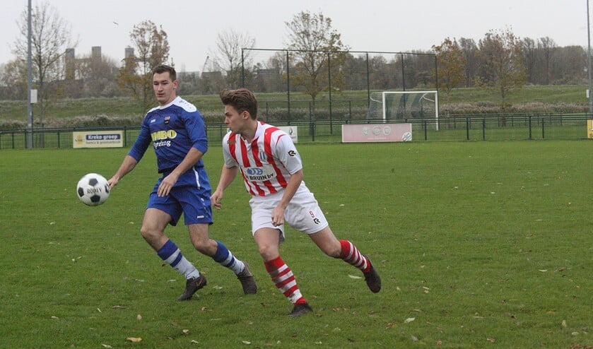 Dion van Gilst kan in het duel tegen WFB ook het verschil niet maken voor Zwartewaal. (Foto: Wil van Balen)