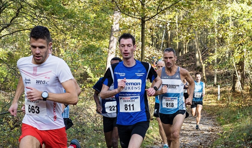 Eric Wolfert (811) in het spoor van Tim Pleijte in de openingsfase van de Mosselloop.